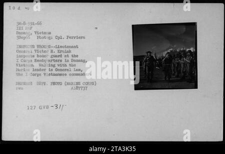 Il tenente generale Victor H. Krulak, insieme al generale Lam, ispeziona una guardia d'onore presso il comando del X corpo a Danang, in Vietnam, il 3 settembre 1966. Questa fotografia raffigura le attività militari durante la guerra del Vietnam, mostrando la collaborazione tra l'esercito della Repubblica del Vietnam (ARVN) e il corpo dei Marines degli Stati Uniti. Foto Stock