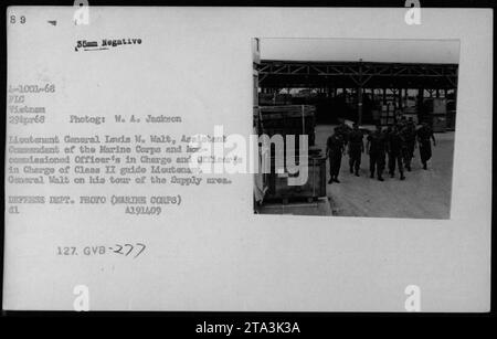 Tenente generale Lewis W. Walt, Assistente Comandante del corpo dei Marines, sottufficiale in carica e ufficiali responsabili della guida di classe II tenente generale Walt durante la sua visita nell'area di approvvigionamento. Questa foto è stata scattata il 29 aprile 1968 durante la guerra del Vietnam. Foto Stock