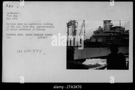 I Marines della 3rd Marine Division condussero uno sbarco anfibio a Chu Lai, in Vietnam nel maggio 1955. La fotografia mostra varie navi, tra cui barche da pesca e imbarcazioni da sbarco, nonché la USS Tripoli LPH-10. Questa immagine proviene dagli archivi del Dipartimento della difesa (corpo dei Marines), con l'identificatore A181207 Xwm 127 GVB-344 HR HR HR. Foto Stock