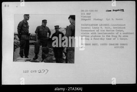 Il tenente generale Lewis W. Walt, Assistente Comandante del corpo dei Marines, visitò un plotone d'azione combinato nell'area di Dong ha durante un tour di quattro giorni del i corpo in Vietnam il 28 aprile 1968. Questa fotografia mostra il tenente generale Walt che interagisce con i Leathernecks, evidenziando la sua presenza e il suo impegno con le truppe come parte degli sforzi di pacificazione nella regione. La foto è stata scattata dal caporale D. Moore. Foto Stock