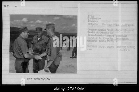 Il maggiore generale Levis J. Fields viene presentato al sergente maggiore Marwick L. Keup dal tenente generale Levis W. Walt durante un tour del Congresso del 12 aprile 1966. La foto cattura ufficiali e funzionari, tra cui Lyndon Johnson e il colonnello P X Kelley, durante una visita in Vietnam. Foto Stock