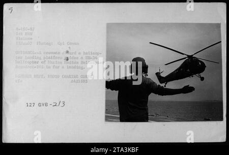 Un equipaggio guida un elicottero UH-34 del Marine Medium Helicopter Squadron-262, preparandosi ad atterrare su una piattaforma di atterraggio per elicotteri in Vietnam il 15 giugno 1967, fornendo supporto logistico e aereo durante la guerra del Vietnam. Foto Stock