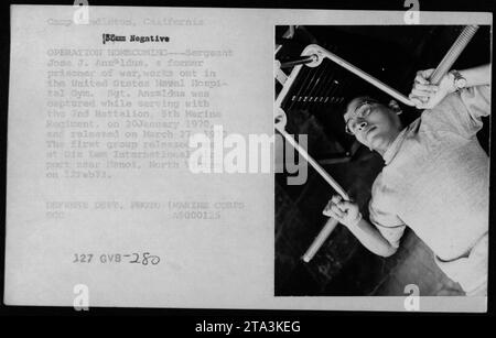 Il sergente Jose J. Anzaldua, un ex prigioniero di marina catturato nel gennaio 1970, è stato rilasciato il 27 marzo 1973 ed è visto esercitare presso la palestra dell'ospedale navale degli Stati Uniti durante l'operazione Homecoming a Camp Pendleton, California. Foto Stock