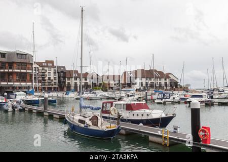 Gli yacht a vela e le barche a motore da diporto sono ormeggiati nel porticciolo di Southampton, Regno Unito Foto Stock