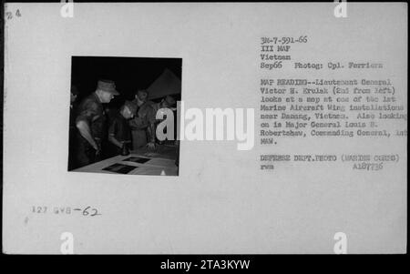 Il tenente generale Victor H. Krulak (secondo da sinistra) e il maggiore generale Louis B. Robertshaw, comandante generale, ist MAN, sono stati visti in un'installazione del 1st Marine Aircraft Wing vicino a Danang, in Vietnam nel settembre 1966. Sono impegnati in attività di lettura delle mappe e pianificazione come parte di briefing militari durante la guerra del Vietnam. Foto Stock