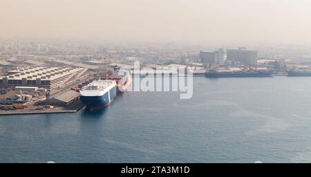 Vista aerea del porto islamico di Jeddah con navi cargo ormeggiate Foto Stock