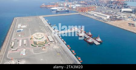 Vista aerea del porto islamico di Jeddah con rimorchiatori ormeggiati e barche pilota Foto Stock