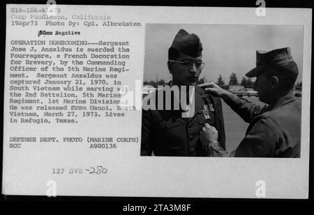 La fotografia mostra il sergente Jose J. Anzaldua, un ex prigioniero di guerra, che ha ricevuto la decorazione francese per coraggio chiamata Fourragere dal comandante del 5th Marine Regiment a Camp Pendleton, California, il 19 aprile 1973. Anzaldua fu catturata nel Vietnam del Sud il 21 gennaio 1970 e rilasciata dal Vietnam del Nord il 27 marzo 1973. Risiede a Refugio, Texas. Foto Stock