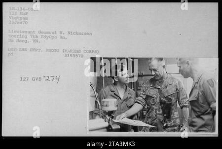 Il tenente generale H. Nickerson visita il 7th Payops Battalion a da Nang, Vietnam, il 23 gennaio 1970. Questa fotografia fa parte della documentazione ufficiale delle attività militari americane durante la guerra del Vietnam. Foto Stock