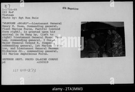 Il tenente generale Henry W. Buse, comandante generale della Fleet Marine Force, Pacific, è accolto a da Nang dal tenente generale Hoang Xuan Lam, comandante generale del i corpo, maggiore generale Ormond R. Simpson, comandante generale della 1st Marine Division, e tenente generale Herman Nickerson Jr., comandante generale della III Marine Amphibious Force, nel 1969. Questa foto è stata scattata dal sergente Ron Ruiz. Foto Stock