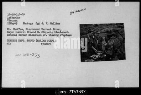 Ufficiali militari, tra cui il tenente colonnello Chaffee, il tenente Earnest Brown, il maggiore generale Ormond R. Simpson e il tenente generale Herman Nickerson Jr., sono visti assistere a spettacoli durante la loro visita al 1st HarDiv Vietnam il 25 maggio 1969. Questa fotografia è stata scattata dal sergente J. K Mallins e fa parte della collezione del Dipartimento della difesa. Foto Stock