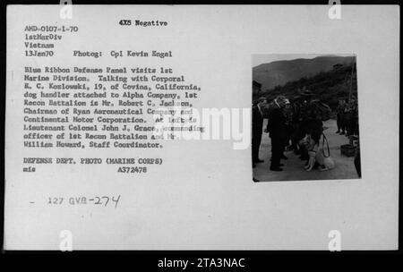 Il presidente della Ryan Aeronautical Company e della Continental Motor Corporation, Robert C. Jackson, visita la 1st Marine Division durante la guerra del Vietnam. Viene visto parlare con il caporale B. C. Kozlovski, un addestratore di cani attaccato alla Alpha Company, 1st Recon Battalion. Sono presenti anche il tenente colonnello John J. Grace, ufficiale comandante del 1st Recon Battalion, e il signor William Howard, coordinatore dello staff. Foto Stock