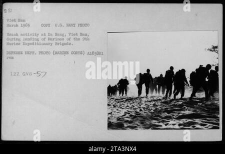 I marines della 9th Marine Expeditionary Brigade sbarcano sulla spiaggia di da Nang in Vietnam nel marzo 1965. Questa foto è stata scattata dalla collezione di attività militari americane durante la guerra del Vietnam. Foto Stock