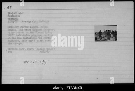 Il 31 maggio 1966, Frank Sutton, attore che interpreta il sergente Gunnery Vince Carter su Gomer Pyle, USMC, visita il 2nd Battalion, 3rd Hardened Regiment in Vietnam per intrattenere le truppe. Foto Stock
