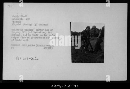 I Marines della compagnia 'K', 3rd Battalion, hanno messo in campo un mortaio sotto il fuoco dei cecchini durante l'operazione Wyoming, 30 aprile 1966. Il loro obiettivo era quello di fornire supporto alla loro unità, e nonostante le condizioni difficili, prepararono con successo il loro mortaio. Questa fotografia è della collezione del dipartimento della difesa, scattata dal caporale Gaspard. Foto Stock