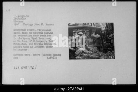 Nel 1966, i civili vietnamiti sono assistiti dai Marines della compagnia M, 3rd Battalion, 7th Marine Regiment nel caricare oggetti personali su un atrack durante un'evacuazione nei pressi di Benh Son, provincia di Quang Ngai, Vietnam, durante l'operazione Doser. Foto Stock