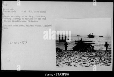 I marines della 9th Marine Expeditionary Brigade si impegnano in attività di spiaggia durante il loro sbarco a da Nang, in Vietnam, nel marzo 1965. Questa fotografia, scattata dalla Marina degli Stati Uniti, cattura il luogo delle operazioni militari durante la guerra del Vietnam. Foto Stock