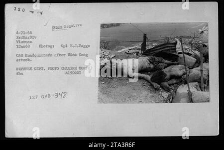 Dopo un attacco Viet Cong al quartier generale del CAG in Vietnam, questa foto cattura le conseguenze del 7 gennaio 1968. L'immagine mostra le vittime e i detriti causati dall'attacco. Fu presa dal caporale E.J. Bagge dal corpo dei Marines degli Stati Uniti, parte della 3rd Marine Division. Foto ufficiale del Dipartimento della difesa. Foto Stock