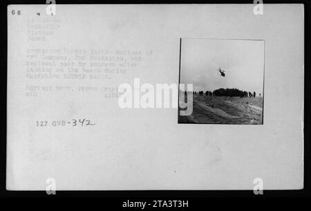 Marines of 'P' Company, 2nd Battalion, 3rd Regiment passando da Amtracs dopo essere atterrati sulla spiaggia durante l'operazione DOUBLE EAGLE in Vietnam, gennaio 1966. L'immagine cattura il coinvolgimento dell'esercito degli Stati Uniti durante la guerra del Vietnam. Foto Stock