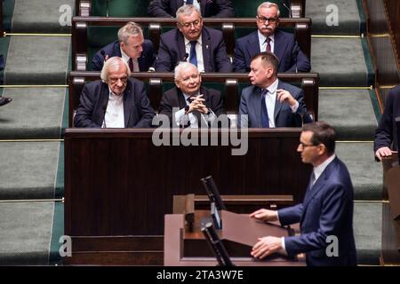 Varsavia, Polonia. 28 novembre 2023. Jaroslaw Kaczynski (siede nel mezzo), leader del partito diritto e giustizia (PiS) sta ascoltando il discorso del primo ministro Mateusz Morawiecki. Proseguimento della prima sessione della camera bassa del Parlamento polacco (Sejm) del decimo mandato. Credito: SOPA Images Limited/Alamy Live News Foto Stock