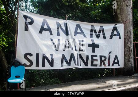 Pancartas con messaggi di protesta davanti alla Corte Suprema di giustizia di Panama durante le proteste contro la miniera di rame di Donoso. Foto Stock