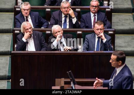 Varsavia, Polonia. 28 novembre 2023. Jaroslaw Kaczynski (siede nel mezzo), leader del partito diritto e giustizia (PiS) sta ascoltando il discorso del primo ministro Mateusz Morawiecki. Proseguimento della prima sessione della camera bassa del Parlamento polacco (Sejm) del decimo mandato. Credito: SOPA Images Limited/Alamy Live News Foto Stock