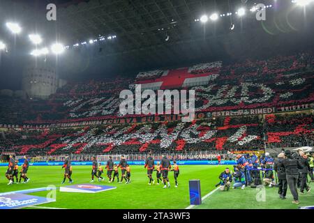 Milano, Italia. 28 novembre 2023. I giocatori del Milan entrano in campo con un tifo enorme dai tifosi sulle tribune durante la partita di UEFA Champions League tra il Milan e il Borussia Dortmund al San Siro di Milano. (Foto: Gonzales Photo/Alamy Live News Foto Stock