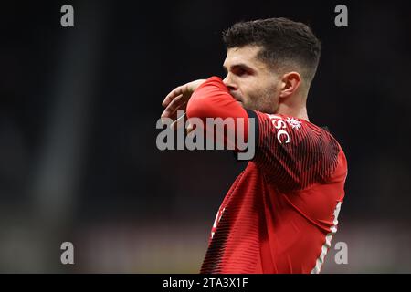 Milano, Italia. 28 novembre 2023. Samuel Chukwueze dell'AC Milan sembra smentito durante la partita del gruppo F di UEFA Champions League tra l'AC Milan e il Borussia Dortmund allo Stadio Giuseppe Meazza il 28 2023 novembre a Milano. Crediti: Marco Canoniero/Alamy Live News Foto Stock
