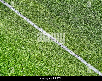 Linea bianca diagonale nel campo da calcio in erba verde Foto Stock