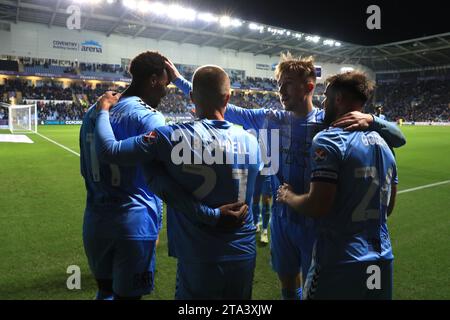 Haji Wright di Coventry City (a sinistra) celebra il primo gol della loro squadra con i compagni di squadra durante la partita Sky Bet Championship alla Coventry Building Society Arena di Coventry. Data immagine: Martedì 28 novembre 2023. Foto Stock