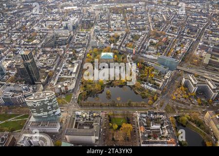 Luftbild, Ständehaus Museum im Ständehauspark, mit Schwanenspiegel und Kaiserteich, Altstadtansicht, umgeben von herbstlichen Laubbäumen, Unterbilk, Düsseldorf, Rheinland, Nordrhein-Westfalen, Deutschland ACHTUNGxMINDESTHONORARx60xEURO *** Vista aerea, Museo Ständehaus a Ständehauspark, con Schwanenspiegel e Kaiserteich, vista sulla città vecchia, circondato da alberi decidui autunnali, Unterbilk, Düsseldorf, Renania, Renania settentrionale-Vestfalia, Germania ACHTUNGxMINDESTHONORARx60xEURO credito: Imago/Alamy Live News Foto Stock