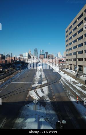 Kansas City, Missouri - 26 novembre 2023: Camminata sugli Skywalk presso Union Station a Main e Pershing Foto Stock