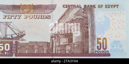 Un grande frammento del retro della serie di banconote 50 LE Fifty Egyptian Pounds 2023 presenta un'immagine del tempio di Edfu, uno scarabeo alato e un phar Foto Stock