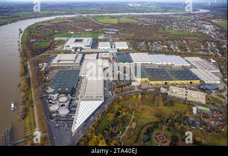 Luftbild, Gelände und Hallen der Messe Düsseldorf am Fluss Rhein, Bundesligastadion MERKUR SPIEL-ARENA Fußballplatz fortuna Düsseldorf 1895, umgeben von herbstlichen Laubbäumen, Stockum, Düsseldorf, Rheinland, Nordrhein-Westfalen, Deutschland ACHTUNGxMINDESTHONORARx60xEURO *** Vista aerea, terreni e sale della Messe Düsseldorf sul Reno, stadio Bundesliga MERKUR SPIEL ARENA campo da calcio fortuna Düsseldorf 1895, circondato da alberi decidui autunnali, Stockum, Düsseldorf, Renania, Renania settentrionale-Vestfalia, Germania ACHTUNGxMINDESTHONORARx60xEURO credito: Imago/Alamy Live News Foto Stock