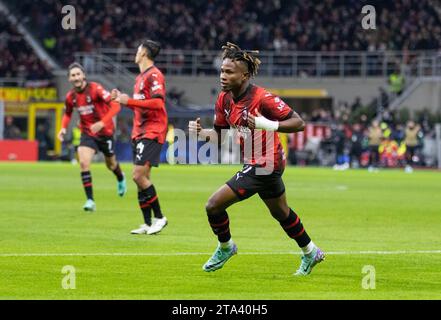 Milano, Italia. 28 novembre 2023. Milan Samu Chukwueze festeggia durante la partita di calcio AC Milan vs Borussia Dortmund, UEFA Champions League a Milano, Italia, novembre 28 2023 credito: Agenzia fotografica indipendente/Alamy Live News Foto Stock
