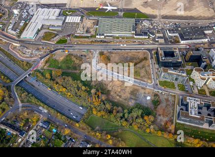 Luftbild, Flughafen Düsseldorf Airport, Tor 1 und Baustelle, umgeben von herbstlichen Laubbäumen, Unterrath, Düsseldorf, Rheinland, Nordrhein-Westfalen, Deutschland ACHTUNGxMINDESTHONORARx60xEURO *** Vista aerea, Aeroporto di Düsseldorf, Gate 1 e cantiere, circondato da alberi decidui autunnali, Unterrath, Düsseldorf, Renania, Renania settentrionale-Vestfalia, Germania ACHTUNGxMINDESTHONORARx60xEURO credito: Imago/Alamy Live News Foto Stock