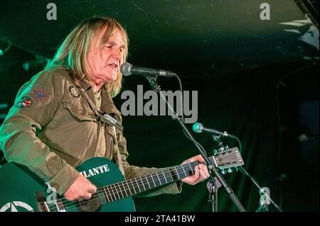 Fotografie di Mike Peters che si esibisce a Oran Mor Glasgow il 26 novembre 2023 Foto Stock