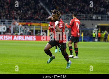 Milano, Italia. 28 novembre 2023. Milan Samu Chukwueze festeggia durante la partita di calcio AC Milan vs Borussia Dortmund, UEFA Champions League a Milano, Italia, novembre 28 2023 credito: Agenzia fotografica indipendente/Alamy Live News Foto Stock