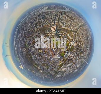 Luftbild, Düsseldorf Hauptbahnhof Hbf, City und Geschäftsvietel, umgeben von herbstlichen Laubbäumen, Erdkugel, Fisheye Aufnahme, Fischaugen Aufnahme, 360 Grad Aufnahme, piccolo mondo, piccolo pianeta, fisheye Bild, Stadtmitte, Düsseldorf, Rheinland, Nordrhein-Westfalen, Deutschland ACHTUNGxMINDESTHONORARx60xEURO *** Vista aerea, stazione centrale di Düsseldorf Hbf, quartiere della città e degli affari, circondato da alberi decidui autunnali, globo terrestre, immagine fisheye, immagine a 360 gradi, mondo minuscolo, piccolo pianeta, immagine fisheye, centro città, Düsseldorf, Renania, Renania settentrionale-Vestfalia, Germania ATTENTIONxMINDESTHON Foto Stock