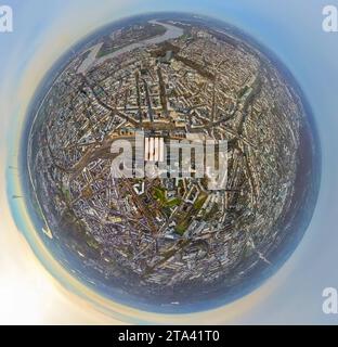 Luftbild, Düsseldorf Hauptbahnhof Hbf, City und Geschäftsvietel, umgeben von herbstlichen Laubbäumen, Erdkugel, Fisheye Aufnahme, Fischaugen Aufnahme, 360 Grad Aufnahme, piccolo mondo, piccolo pianeta, fisheye Bild, Stadtmitte, Düsseldorf, Rheinland, Nordrhein-Westfalen, Deutschland ACHTUNGxMINDESTHONORARx60xEURO *** Vista aerea, stazione centrale di Düsseldorf Hbf, quartiere della città e degli affari, circondato da alberi decidui autunnali, globo terrestre, immagine fisheye, immagine a 360 gradi, mondo minuscolo, piccolo pianeta, immagine fisheye, centro città, Düsseldorf, Renania, Renania settentrionale-Vestfalia, Germania ATTENTIONxMINDESTHON Foto Stock