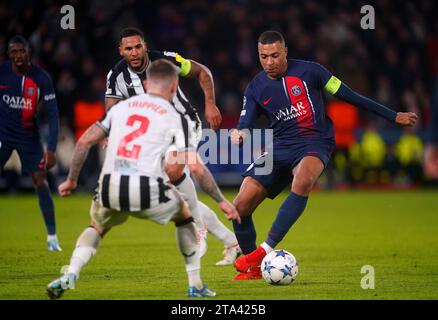 Kylian Mbappe (destra) del Paris Saint-Germain controlla la palla durante la partita del gruppo F di UEFA Champions League al Parc des Princes di Parigi, in Francia. Data immagine: Martedì 28 novembre 2023. Foto Stock