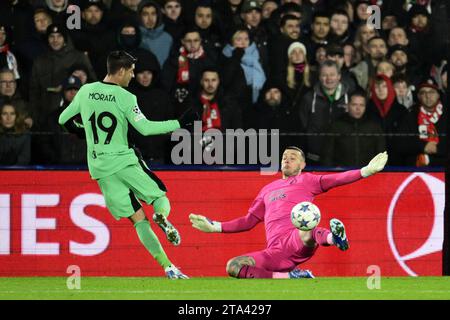 ROTTERDAM - (l-r) Alvaro Morata dell'Atletico Madrid, portiere del Feyenoord Justin Bijlow durante la partita del gruppo e di UEFA Champions League tra Feyenoord e Atletico Madrid al Feyenoord Stadion de Kuip il 28 novembre 2023 a Rotterdam, Paesi Bassi. ANP OLAF KRAAK Foto Stock