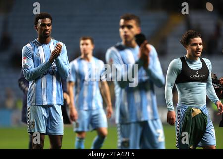 Haji Wright di Coventry City (a sinistra) e compagni di squadra applaudono i fan dopo il fischio finale nello Sky Bet Championship match alla Coventry Building Society Arena di Coventry. Data immagine: Martedì 28 novembre 2023. Foto Stock