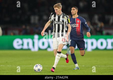 Parigi, Francia. 28 novembre 2023. Il centrocampista del Newcastle United Anthony Gordon (10) durante il Paris Saint-Germain FC contro Newcastle United FC UEFA Champions League Round 1 partita del gruppo F al Parc de Princes, Parigi, Francia il 28 novembre 2023 credito: Every Second Media/Alamy Live News Foto Stock