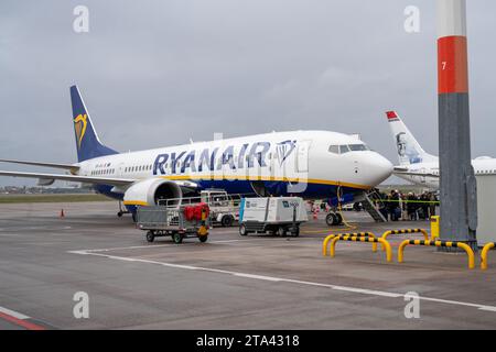 Ryanair 9H-VJ Boeing 737 MAX 8-200 presso l'aeroporto BER di Berlino Foto Stock