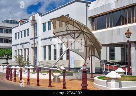 Art Deco Invercargill Law Courts Building and Umbrella Sculpture, Don Street, Invercargill, Southland, South Island, nuova Zelanda Foto Stock