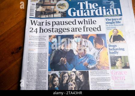 Israel Hamas 'War is pause while 24 ostaggi are free' prima pagina del quotidiano Guardian headline 25 novembre 2023 primo articolo di rilascio degli ostaggi UK Foto Stock