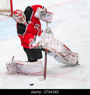 Losanna, Svizzera. 11 agosto 2023. Kevin Pasche (portiere) di Losanna HC #33 è in azione durante i dieci anni di promozione del club. La partita del 27° giorno della stagione 2023-2024 si è svolta alla Vaudoise Arena di Losanna tra Losanna HC e SCL Tigers. Lausanne HC ha vinto 6-2. (Foto di: Eric Dubost/Sipa USA) credito: SIPA USA/Alamy Live News Foto Stock