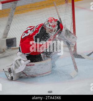 Losanna, Svizzera. 11 agosto 2023. Kevin Pasche (portiere) di Losanna HC #33 è in azione durante i dieci anni di promozione del club. La partita del 27° giorno della stagione 2023-2024 si è svolta alla Vaudoise Arena di Losanna tra Losanna HC e SCL Tigers. Lausanne HC ha vinto 6-2. (Foto di: Eric Dubost/Sipa USA) credito: SIPA USA/Alamy Live News Foto Stock