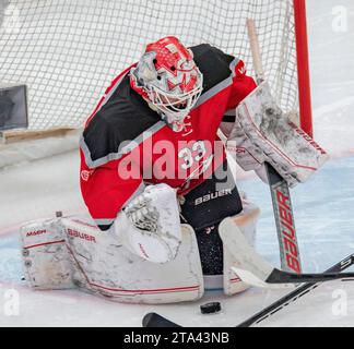 Losanna, Svizzera. 11 agosto 2023. Kevin Pasche (portiere) di Losanna HC #33 è in azione durante i dieci anni di promozione del club. La partita del 27° giorno della stagione 2023-2024 si è svolta alla Vaudoise Arena di Losanna tra Losanna HC e SCL Tigers. Lausanne HC ha vinto 6-2. (Foto di: Eric Dubost/Sipa USA) credito: SIPA USA/Alamy Live News Foto Stock